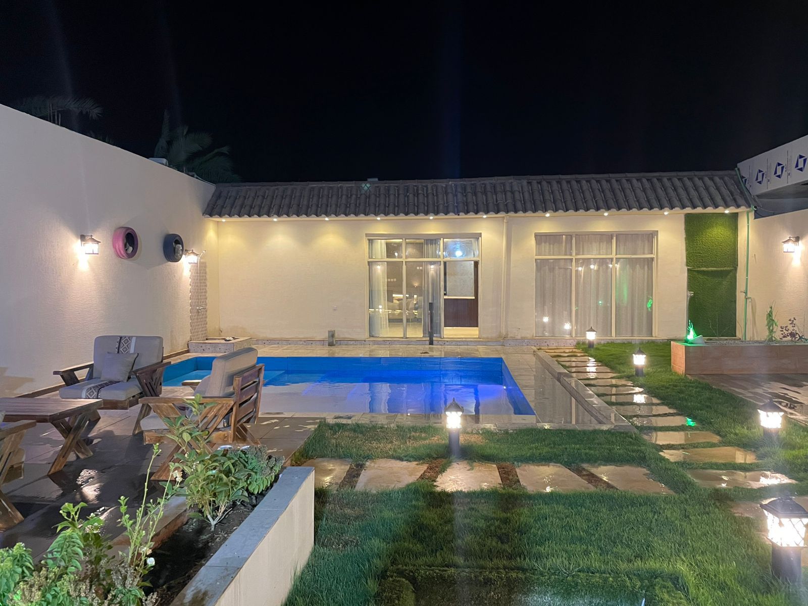 منظر جانبي للمسبح